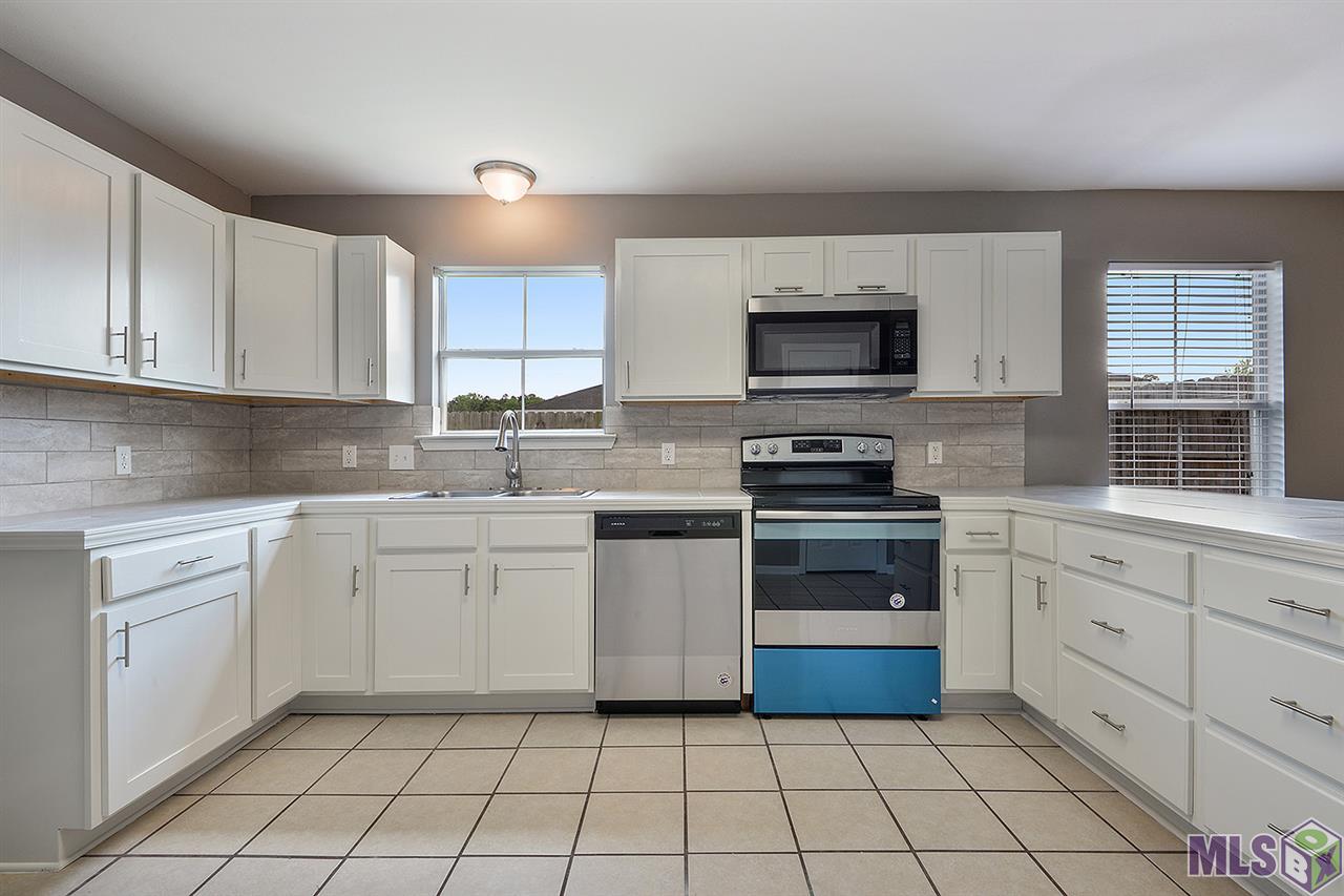 Homes for sale in Denham Springs, LA | 23522 Country Manor Ave, Denham Springs, LA 70726 | MLS# BR2019005435