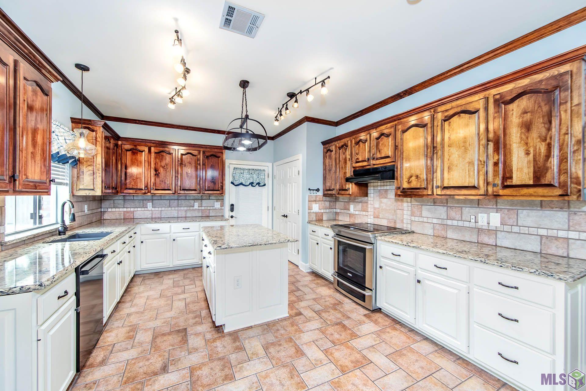 Homes for sale in Thibodaux, LA | 210 Davis Dr, Thibodaux, LA 70301 | MLS# BY2024014401