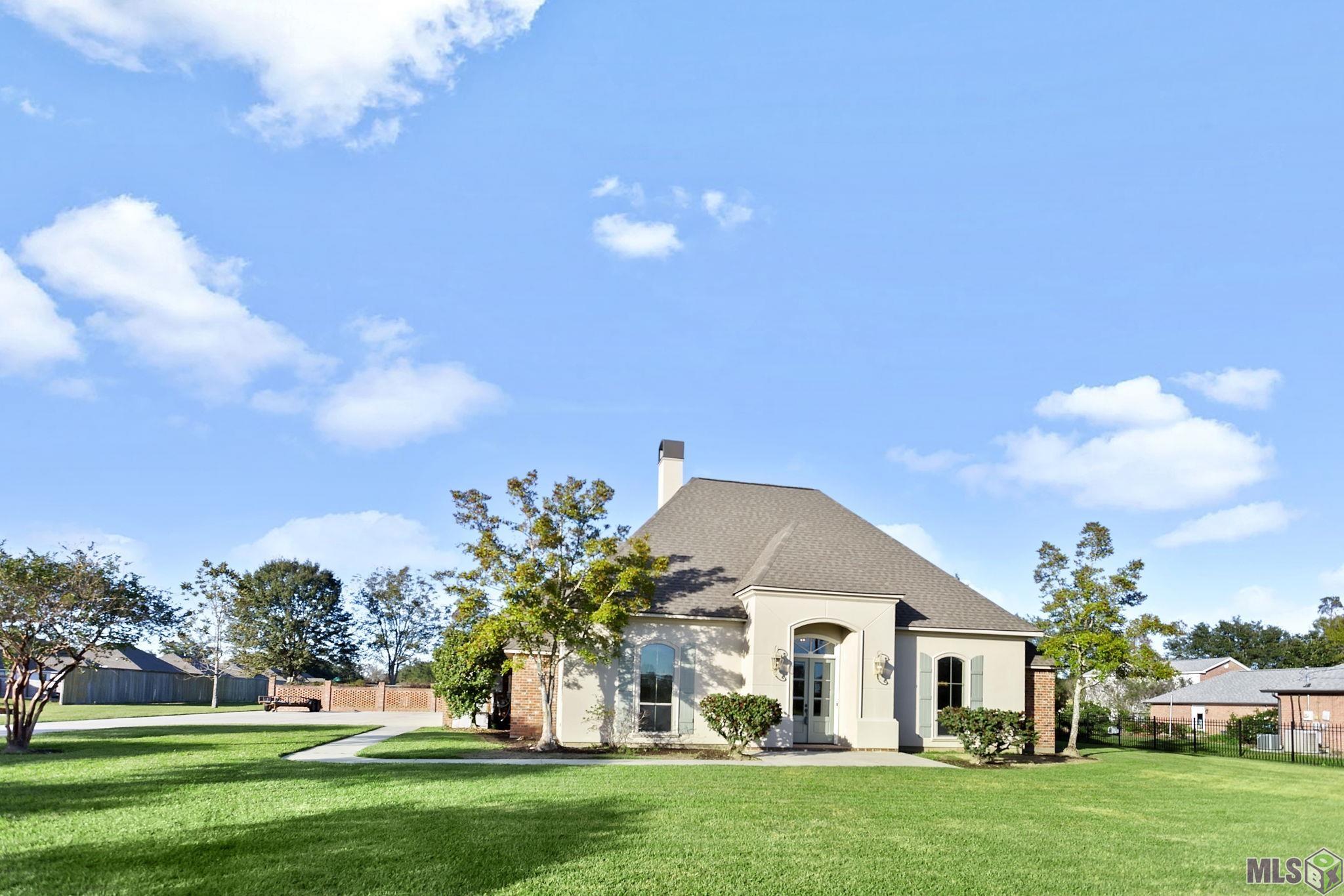 Homes for sale in Gonzales, LA | 40010 Farm Rd, Gonzales, LA 70737 | MLS# BR2024021718