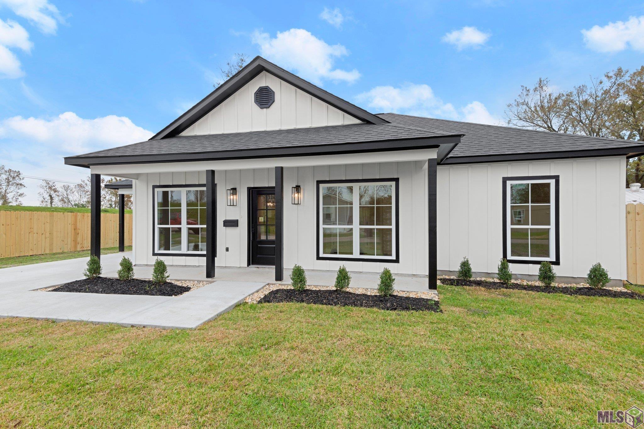 Homes for sale in Donaldsonville, LA | 105 Oak St, Donaldsonville, LA 70346 | MLS# BR2024022018