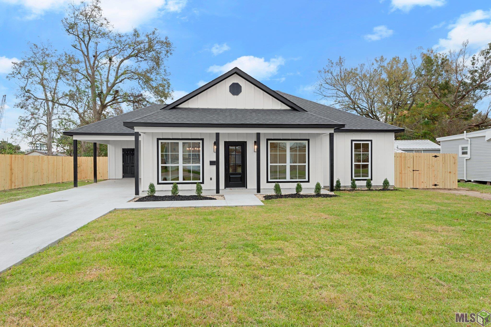 Homes for sale in Donaldsonville, LA | 105 Oak St, Donaldsonville, LA 70346 | MLS# BR2024022018