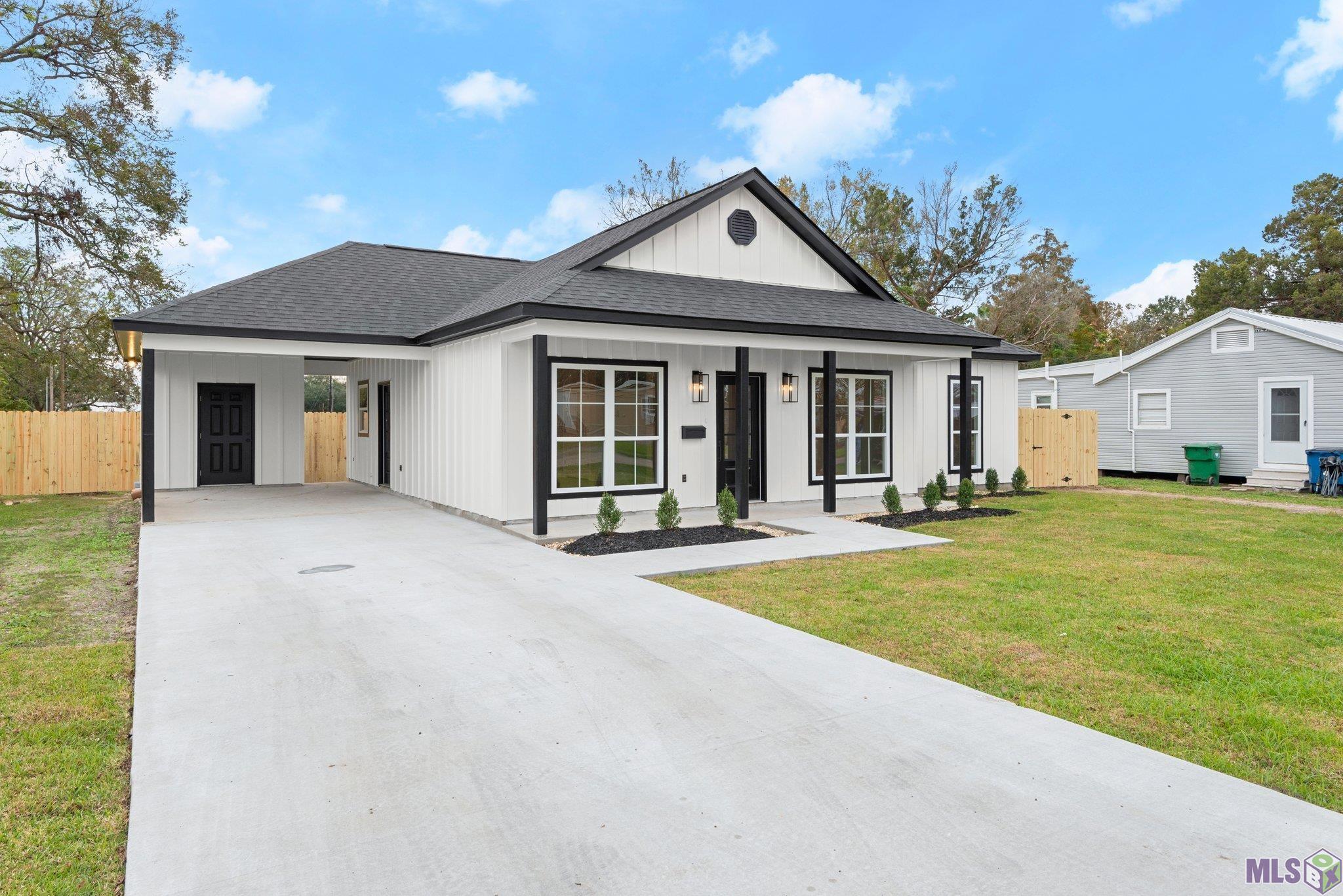 Homes for sale in Donaldsonville, LA | 105 Oak St, Donaldsonville, LA 70346 | MLS# BR2024022018