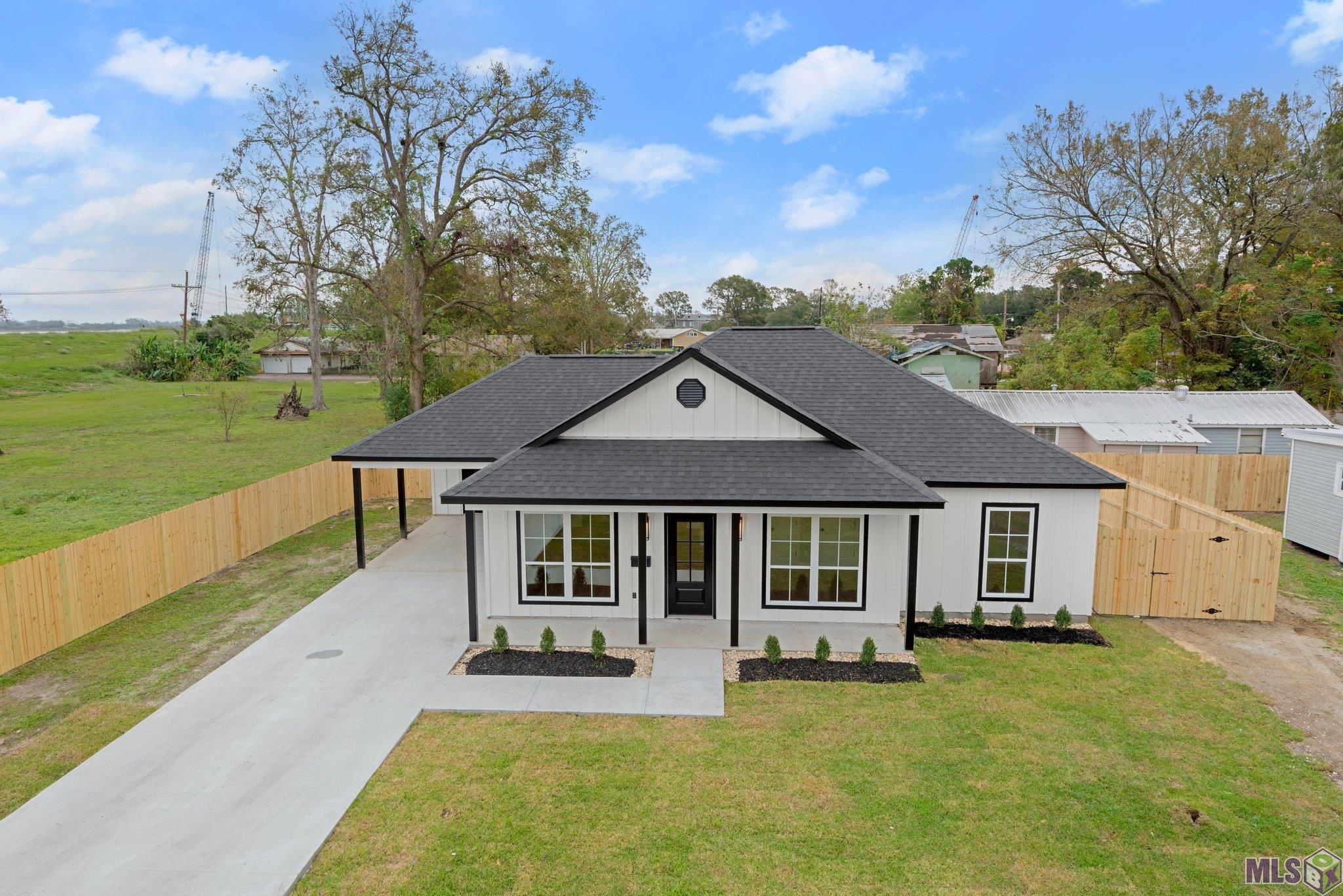 Homes for sale in Donaldsonville, LA | 105 Oak St, Donaldsonville, LA 70346 | MLS# BR2024022018
