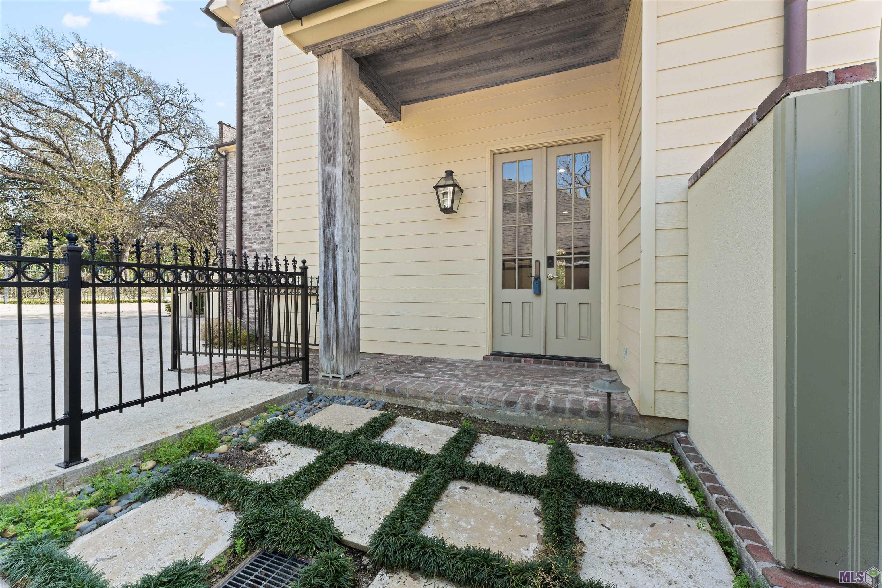 Homes for sale in Baton Rouge, LA | 5806 Highland Rd, Baton Rouge, LA 70808 | MLS# BR2025002443