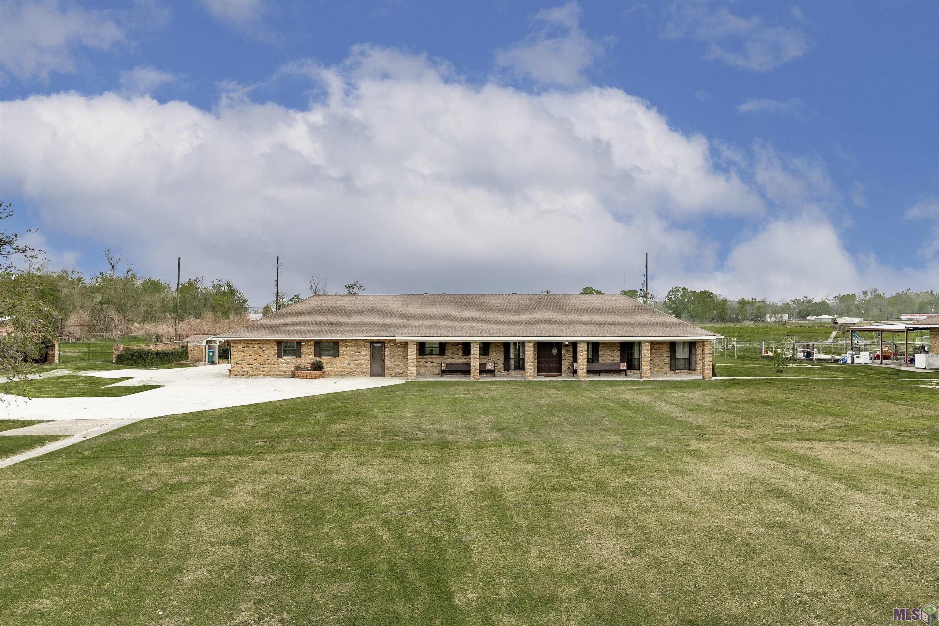 Homes for sale in Port Allen, LA | 5511 N River Rd, Port Allen, LA 70767 | MLS# BR2025005619