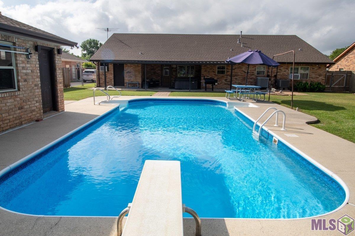 Homes for sale in Houma, LA | 115 Louis Dr, Houma, LA 70364 | MLS# BY2025007665