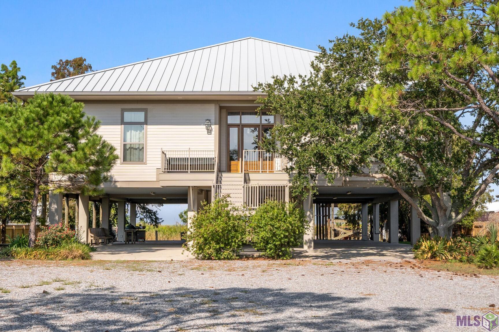 Homes for sale in Barataria, LA | 5318 Privateer Boulevard, Barataria, LA 70036 | MLS# BY2025008048