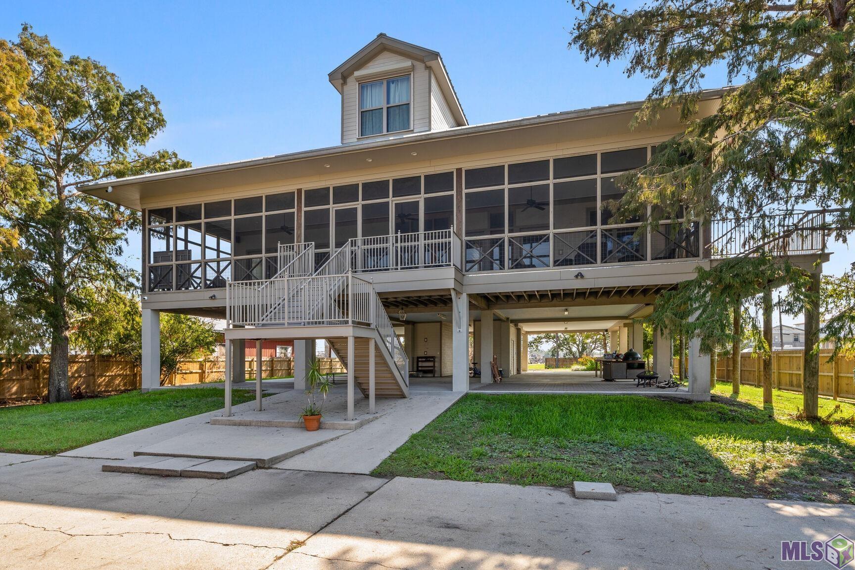 Homes for sale in Barataria, LA | 5318 Privateer Boulevard, Barataria, LA 70036 | MLS# BY2025008048