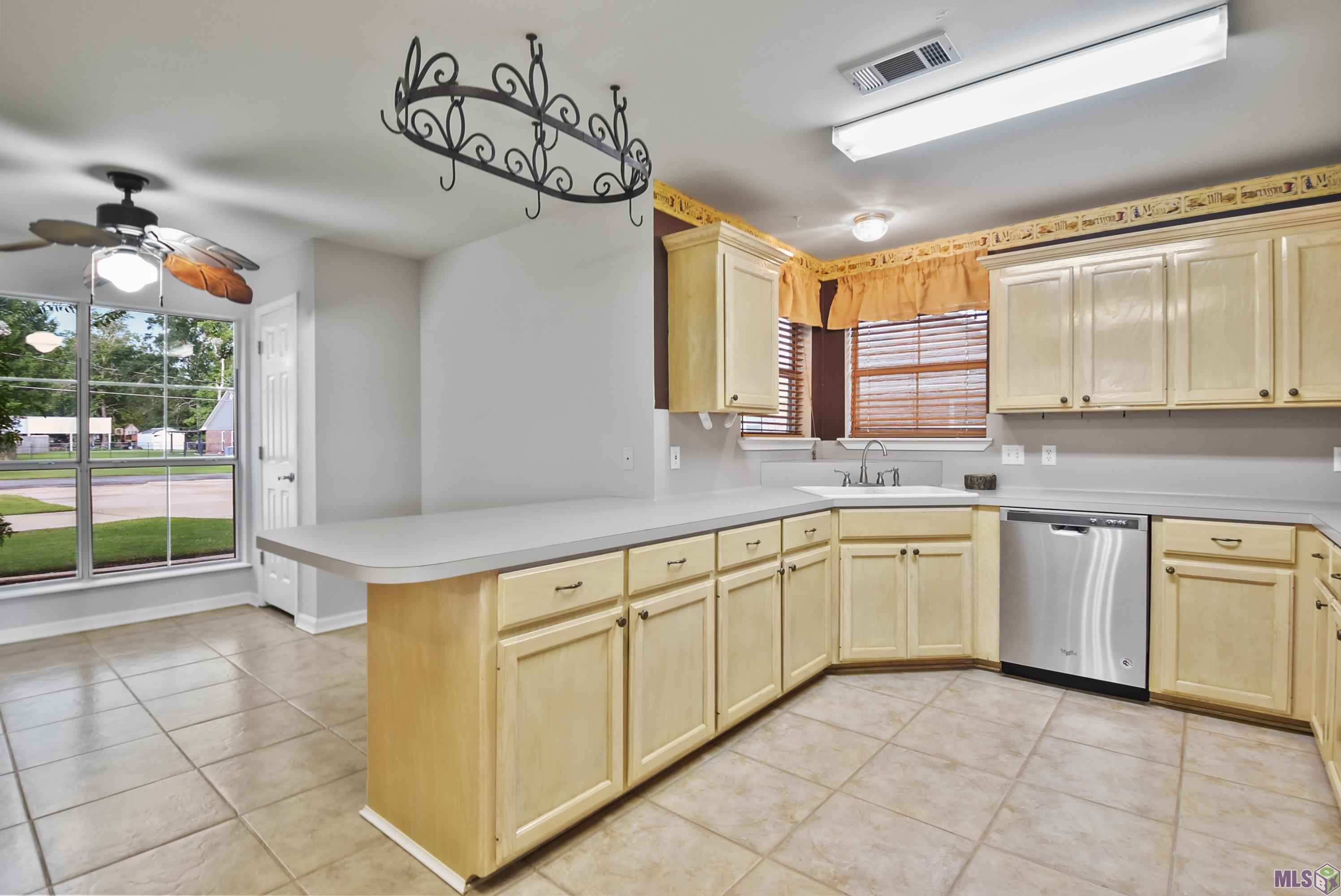 Homes for sale in Gonzales, LA | 10290 Lake Park Ave, Gonzales, LA 70737 | MLS# BR2025013042