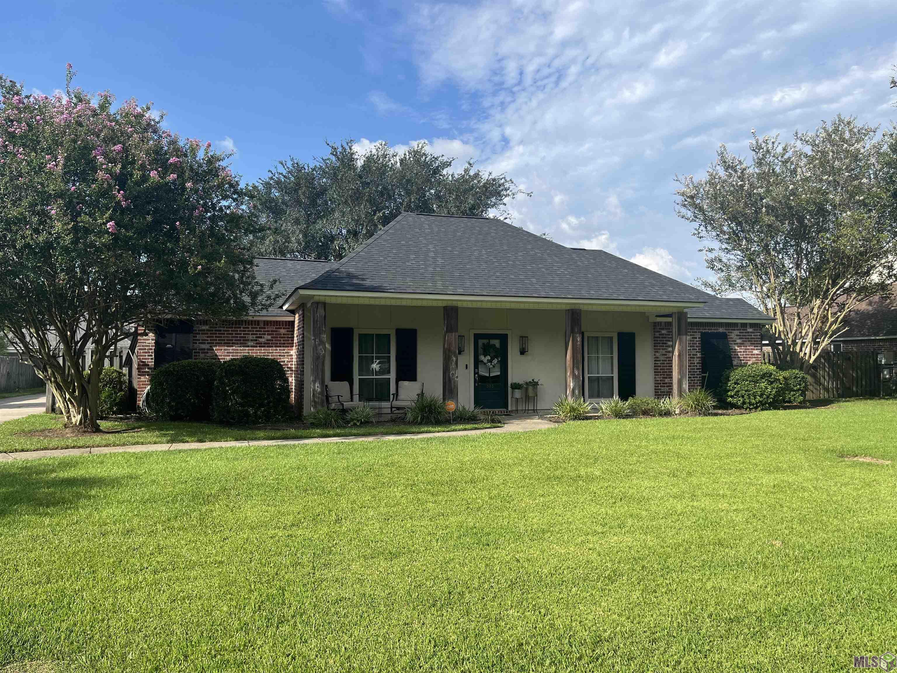 Homes for sale in Brusly, LA | 303 Gleason St, Brusly, LA 70719 | MLS# BR2025013477