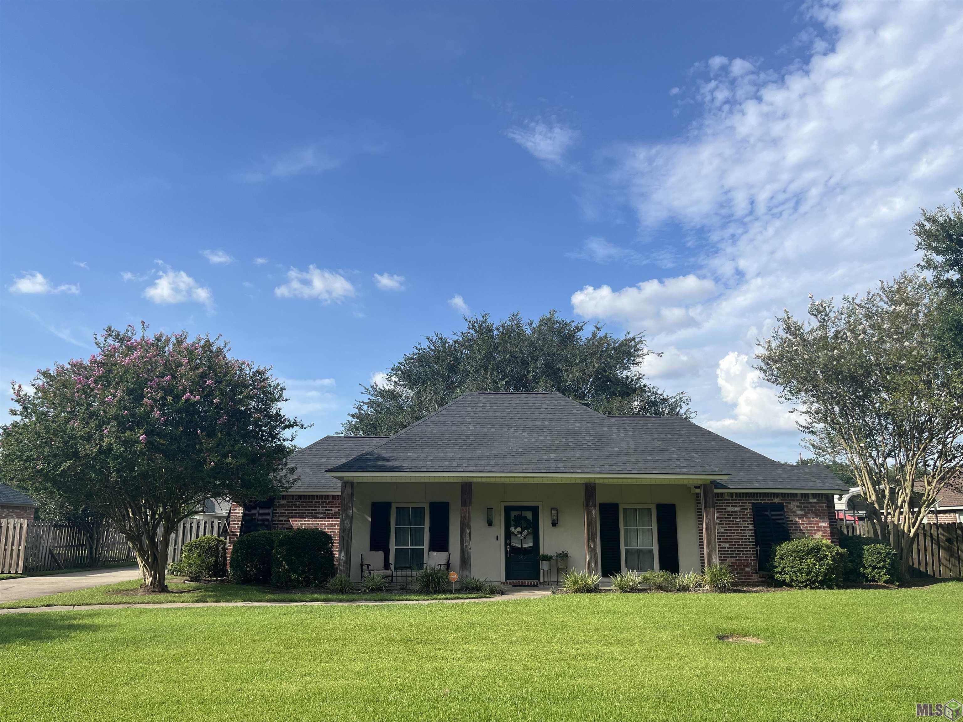 Homes for sale in Brusly, LA | 303 Gleason St, Brusly, LA 70719 | MLS# BR2025013477