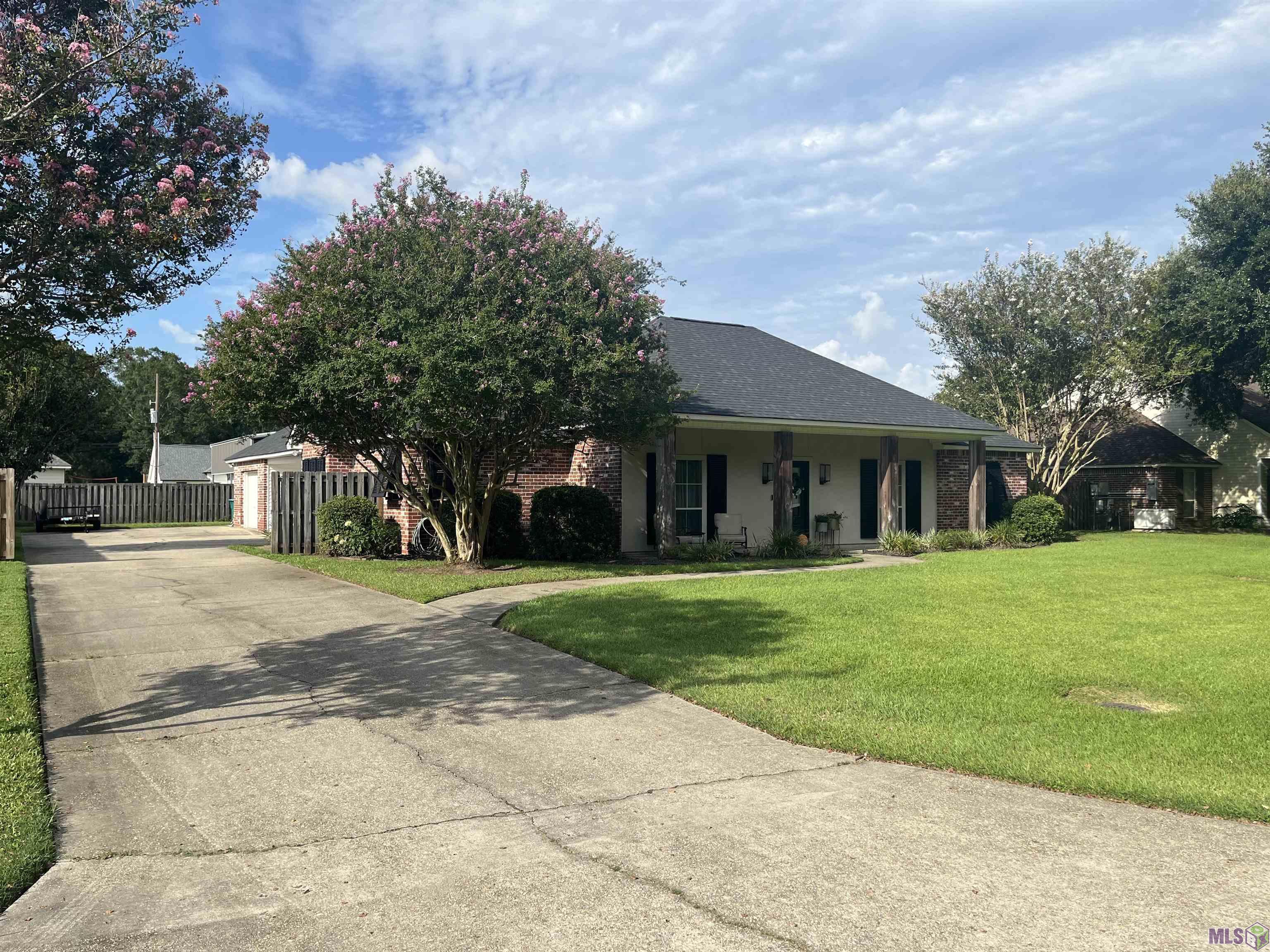 Homes for sale in Brusly, LA | 303 Gleason St, Brusly, LA 70719 | MLS# BR2025013477