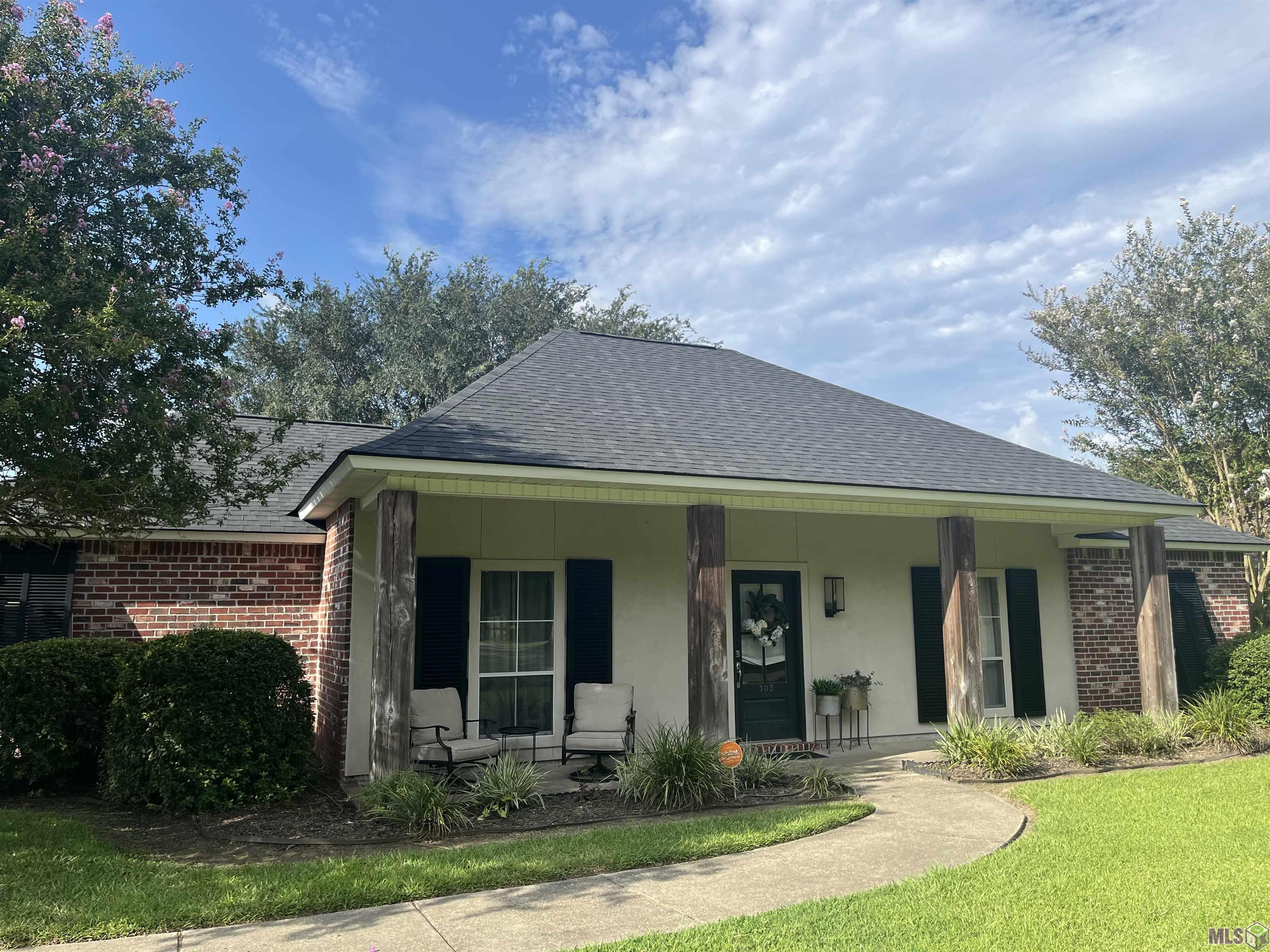 Homes for sale in Brusly, LA | 303 Gleason St, Brusly, LA 70719 | MLS# BR2025013477