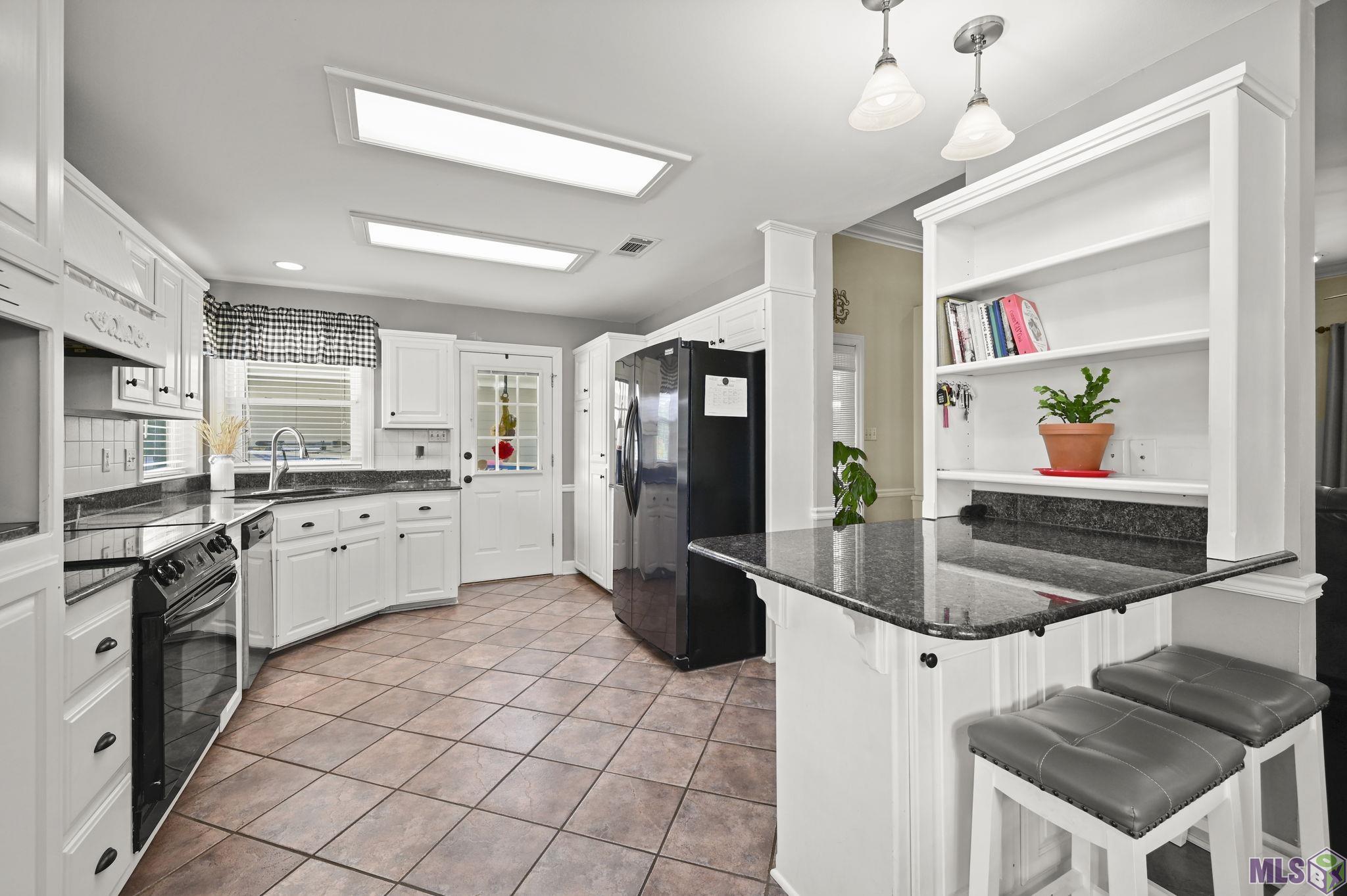 Homes for sale in Port Allen, LA | 2607 Riverside Dr, Port Allen, LA 70767 | MLS# BR2025017246