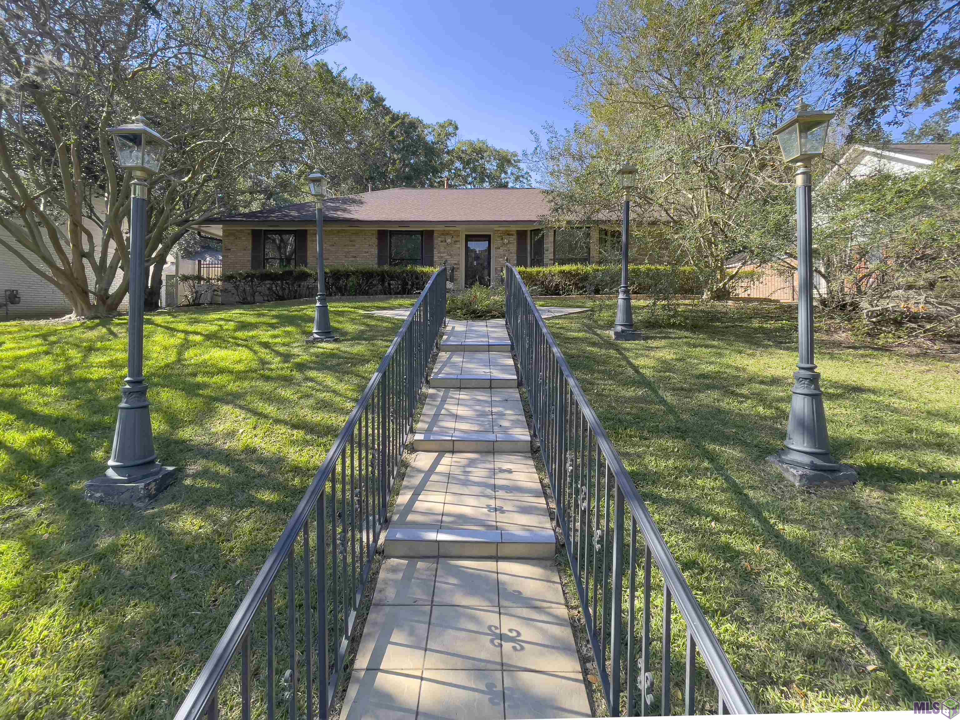 Homes for sale in Baton Rouge, LA | 617 Carriage Way, Baton Rouge, LA 70808 | MLS# BR2025019343