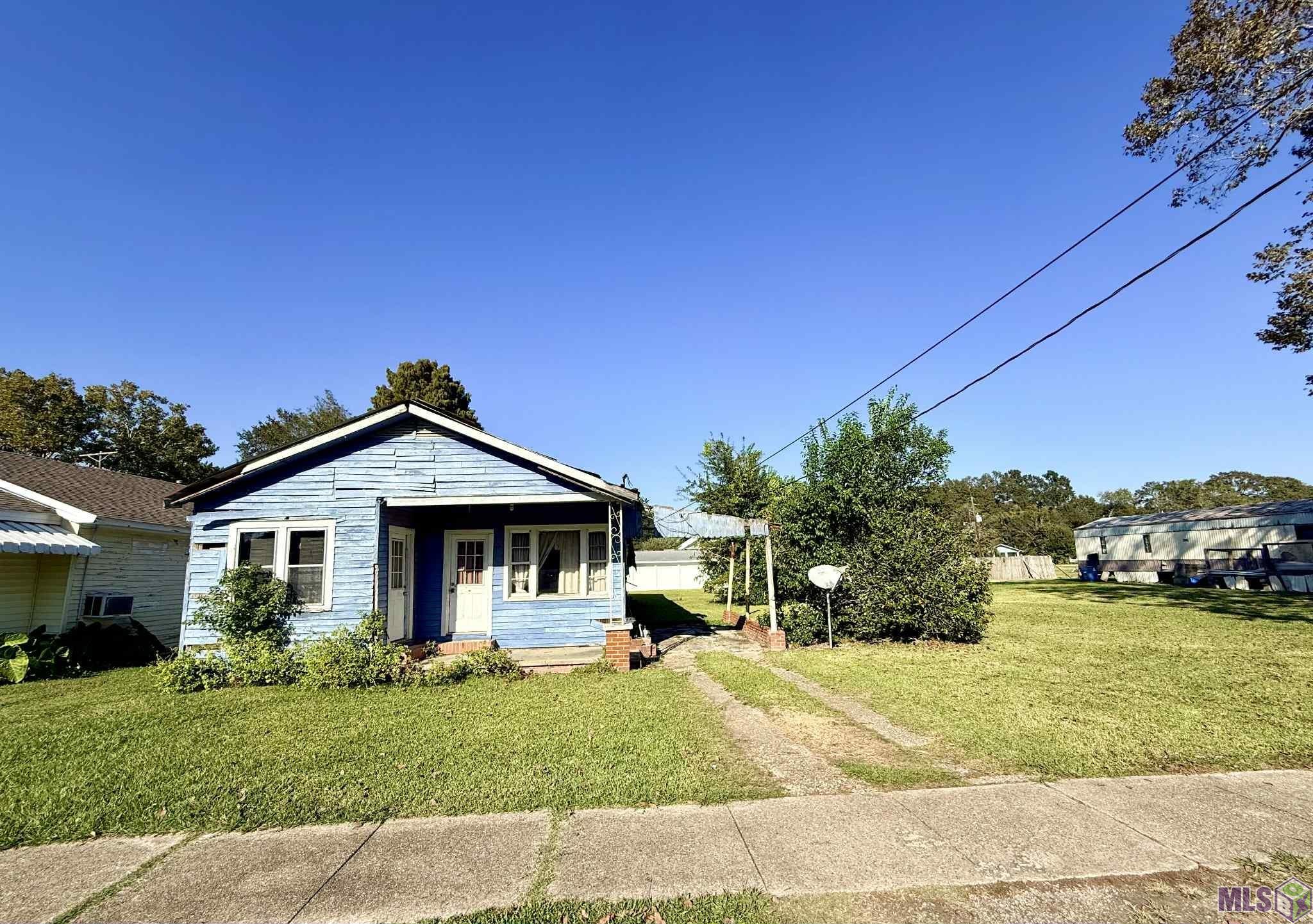 Homes for sale in Brusly, LA | 526 Gwin St, Brusly, LA 70719 | MLS# BR2025020471