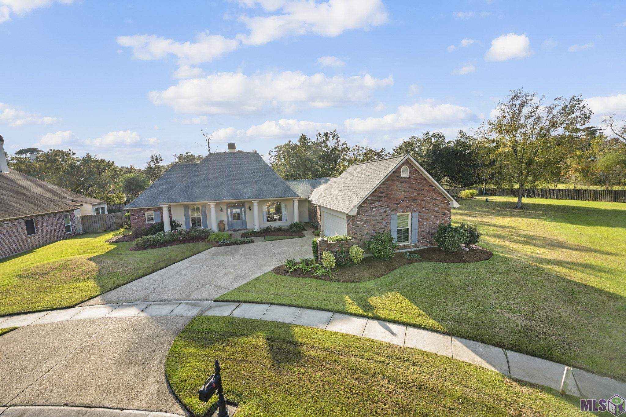 Homes for sale in Baton Rouge, LA | 19110 S Trent Jones Dr, Baton Rouge, LA 70810 | MLS# BR2025021573