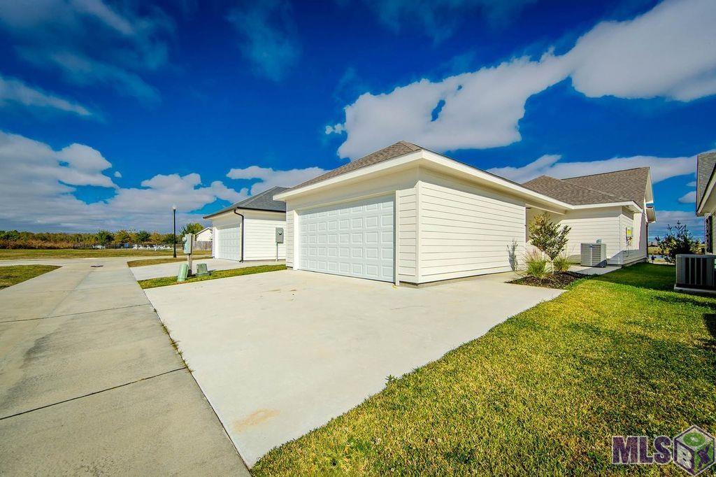 Homes for sale in Thibodaux, LA | 201 Royal Oak Boulevard, Thibodaux, LA 70301 | MLS# BY2025021827