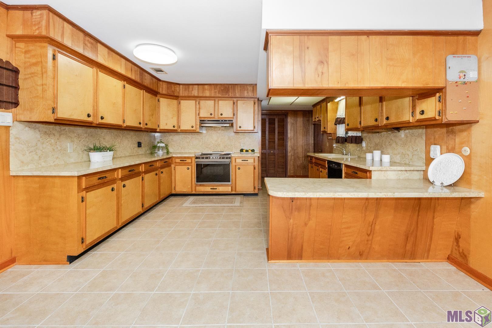 Homes for sale in Port Allen, LA | 823 Oaks Dr, Port Allen, LA 70767 | MLS# BR2025021846