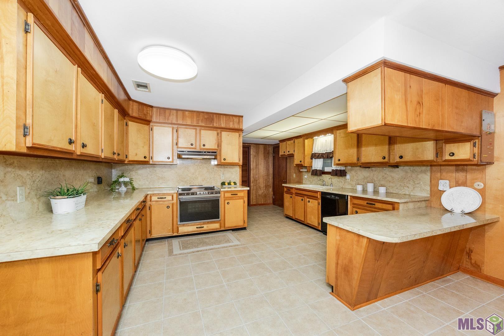 Homes for sale in Port Allen, LA | 823 Oaks Dr, Port Allen, LA 70767 | MLS# BR2025021846