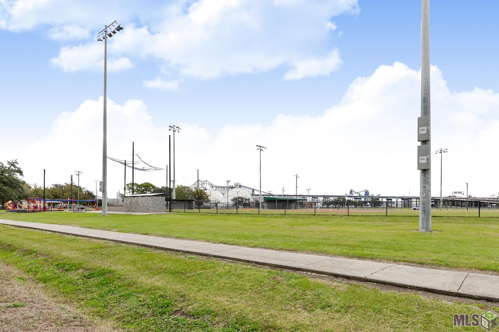 Homes for sale in Port Allen, LA | 823 Oaks Dr, Port Allen, LA 70767 | MLS# BR2025021846