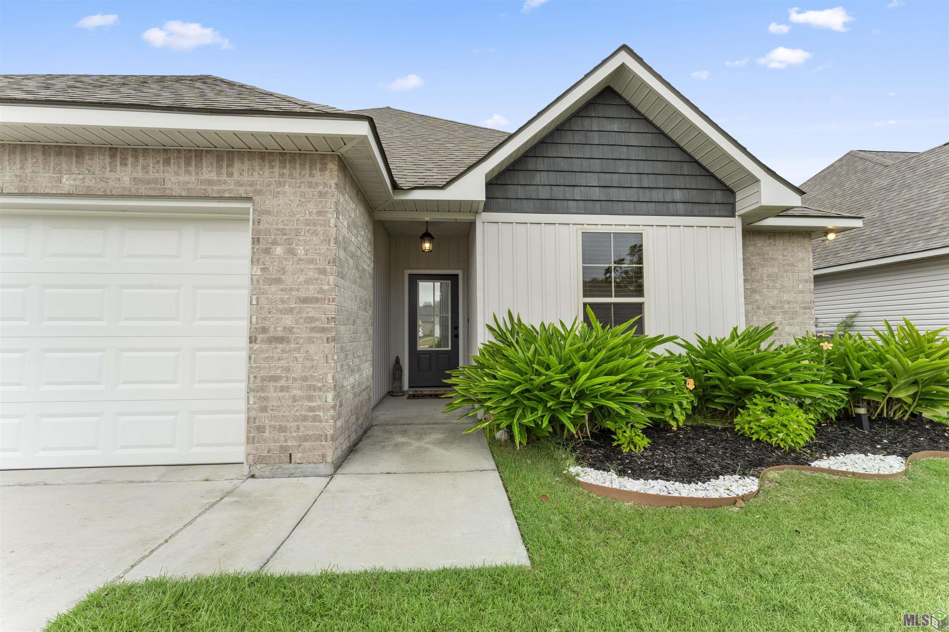 Homes for sale in Denham Springs, LA | 28299 Natchez Trace, Denham Springs, LA 70726 | MLS# BR2023014571