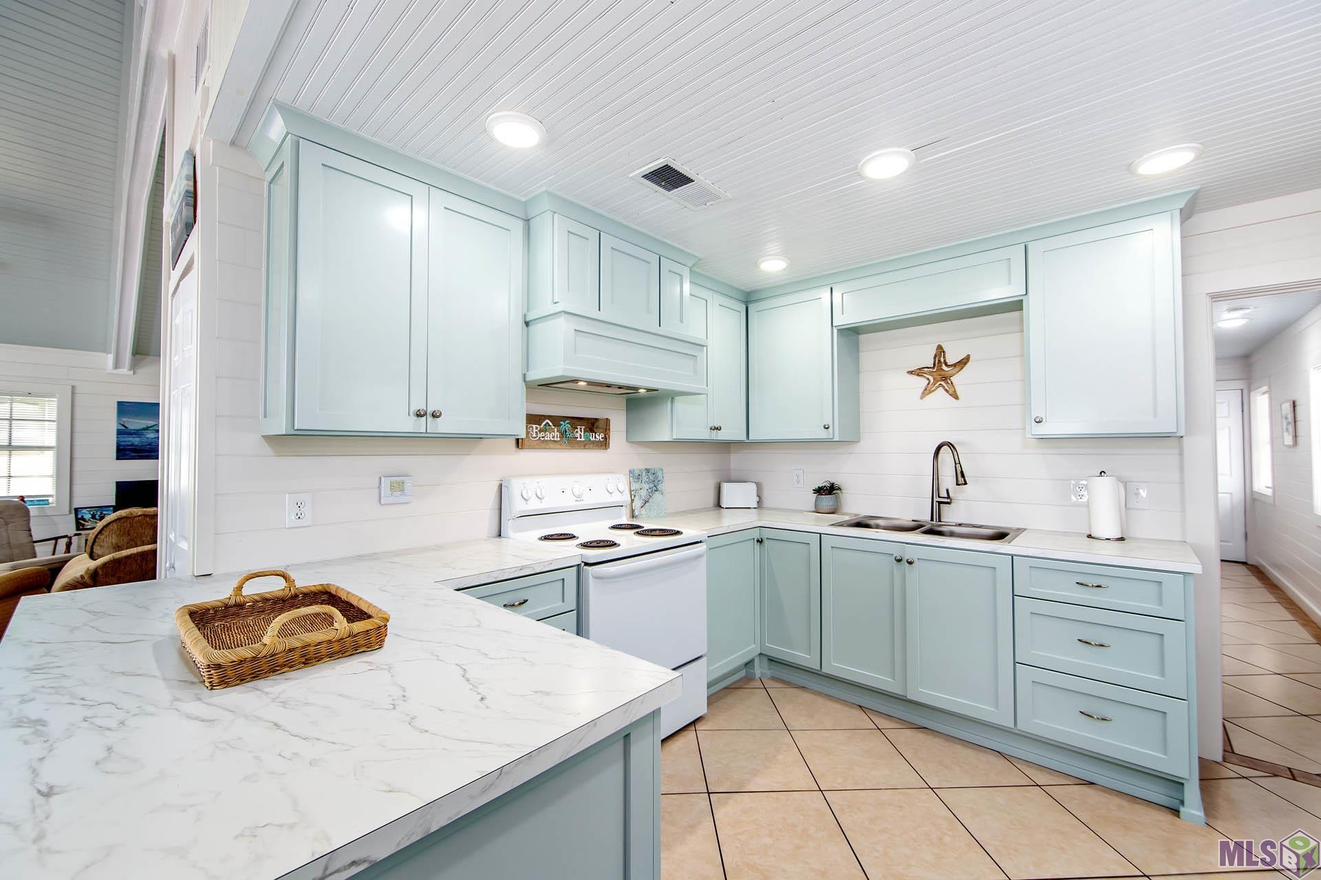 Homes for sale in Grand Isle, LA | 2716 Hwy 1, Grand Isle, LA 70358 | MLS# BY2024001587