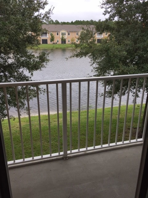 Nice second story unit overlooking the lake. This condo offers an open floor plan with split bedroom layout. Close to shopping, restaurants, hospital and more. Great location for a Jacksonville commuter.