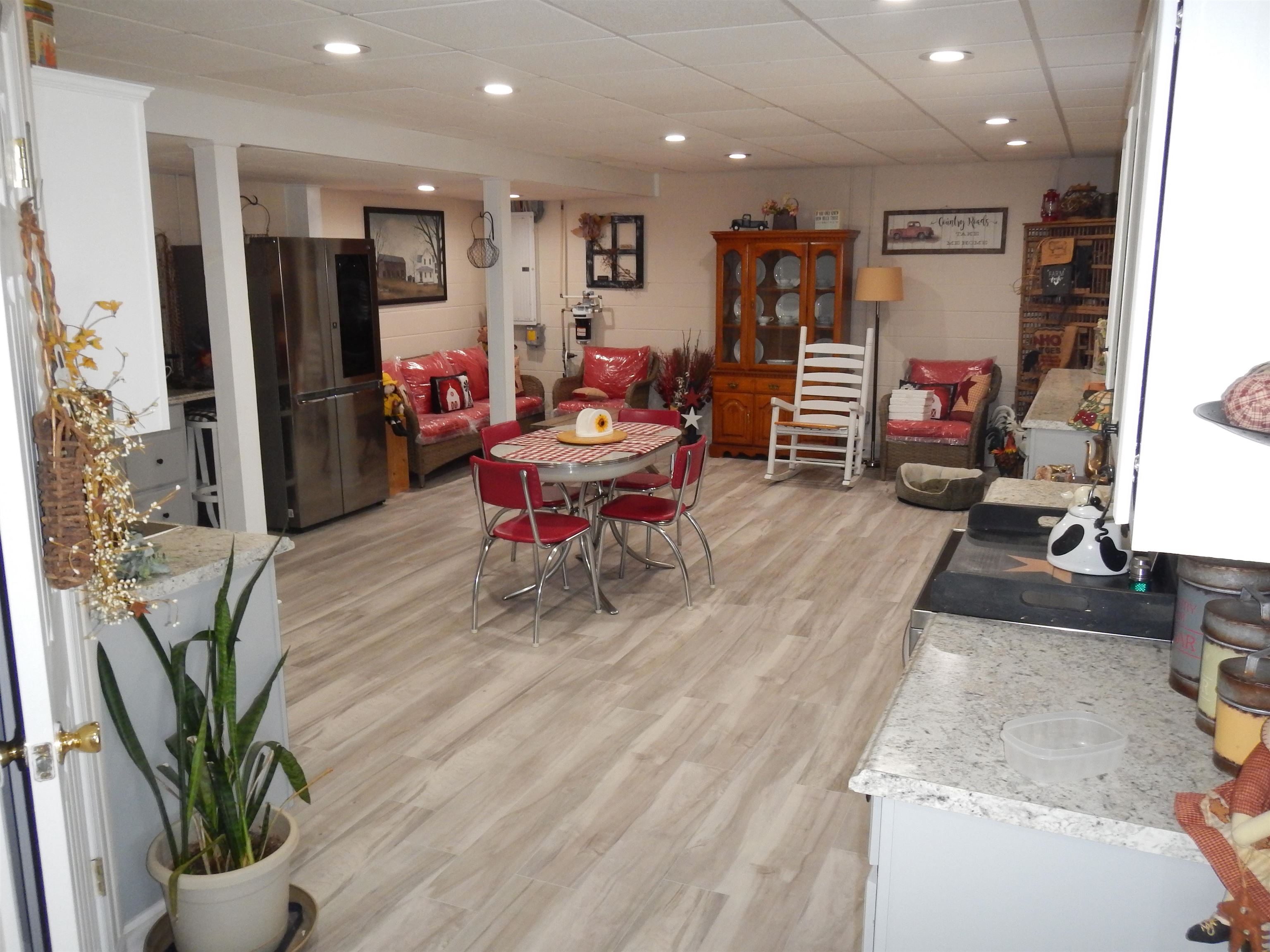 3983 LYNDHURST RD