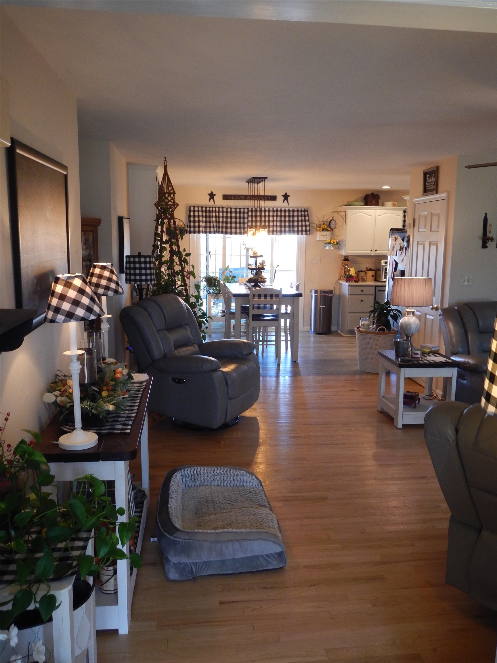 3983 LYNDHURST RD