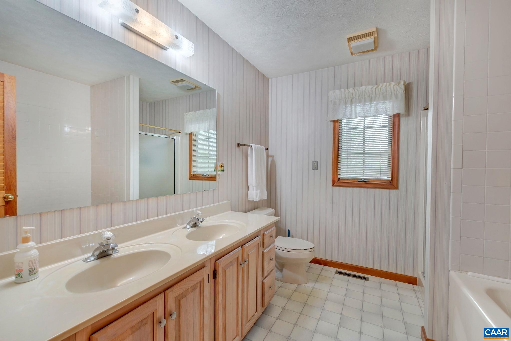 3 PINEKNOLL CIR