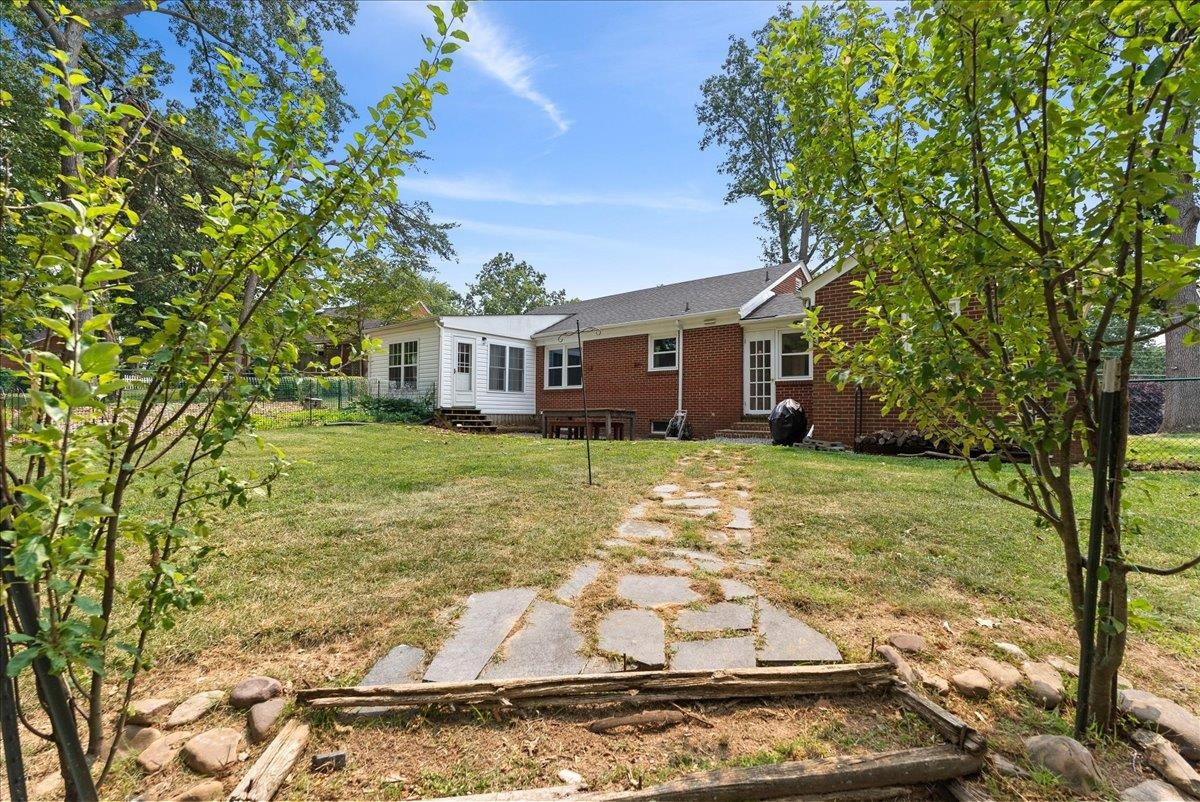 752 HILLCREST DR