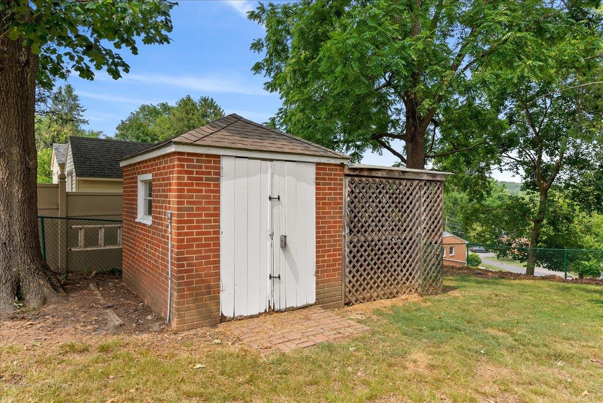 752 HILLCREST DR