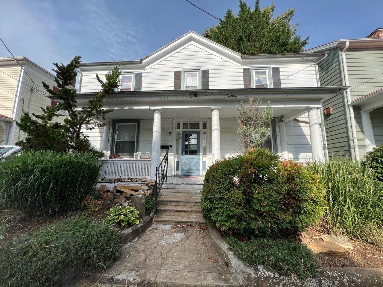 208 N LEWIS ST, STAUNTON, VA 24401
