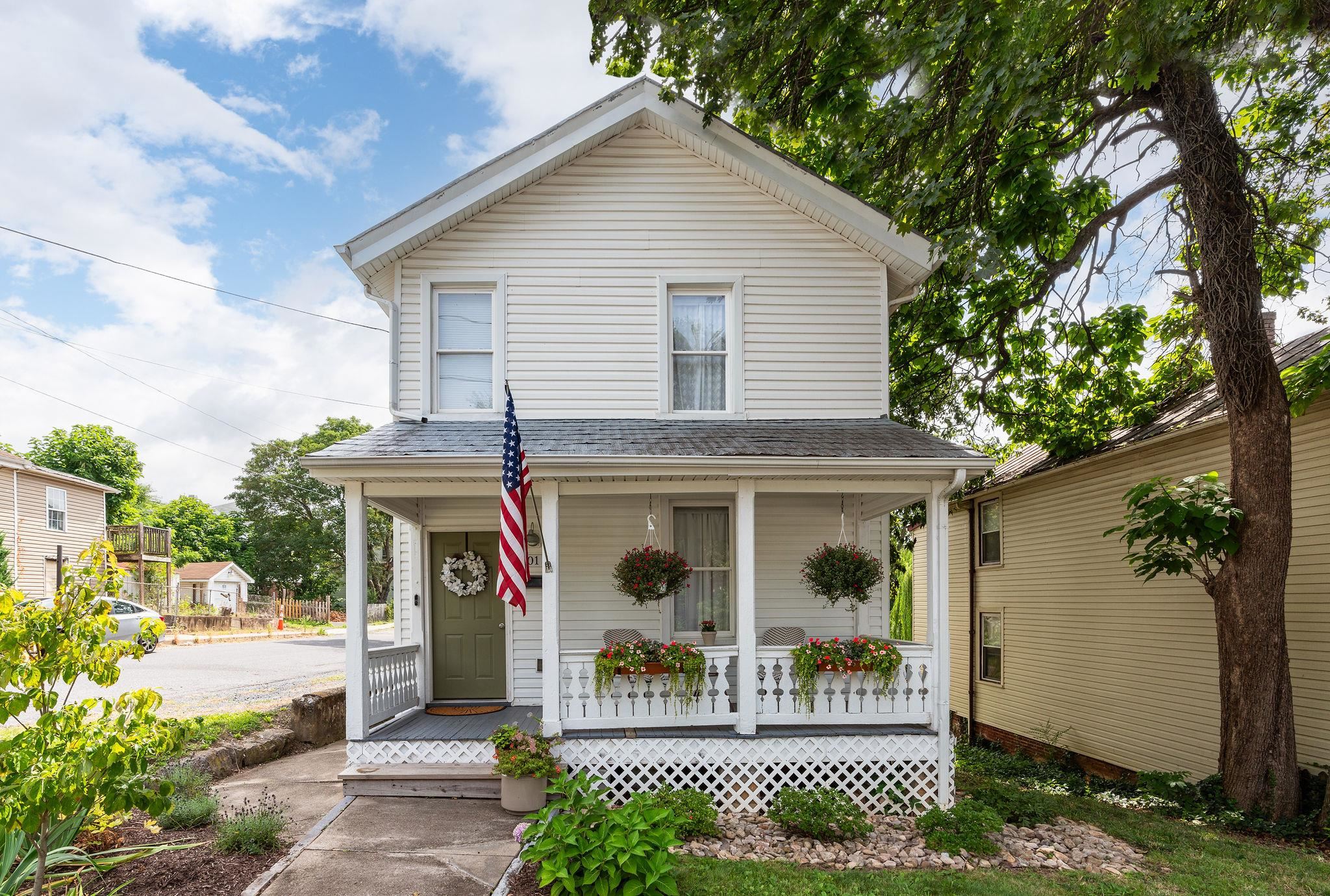 501 WINTHROP ST, STAUNTON, VA 24401