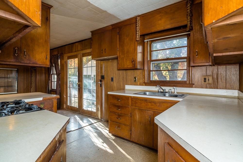 345 LAKE DR