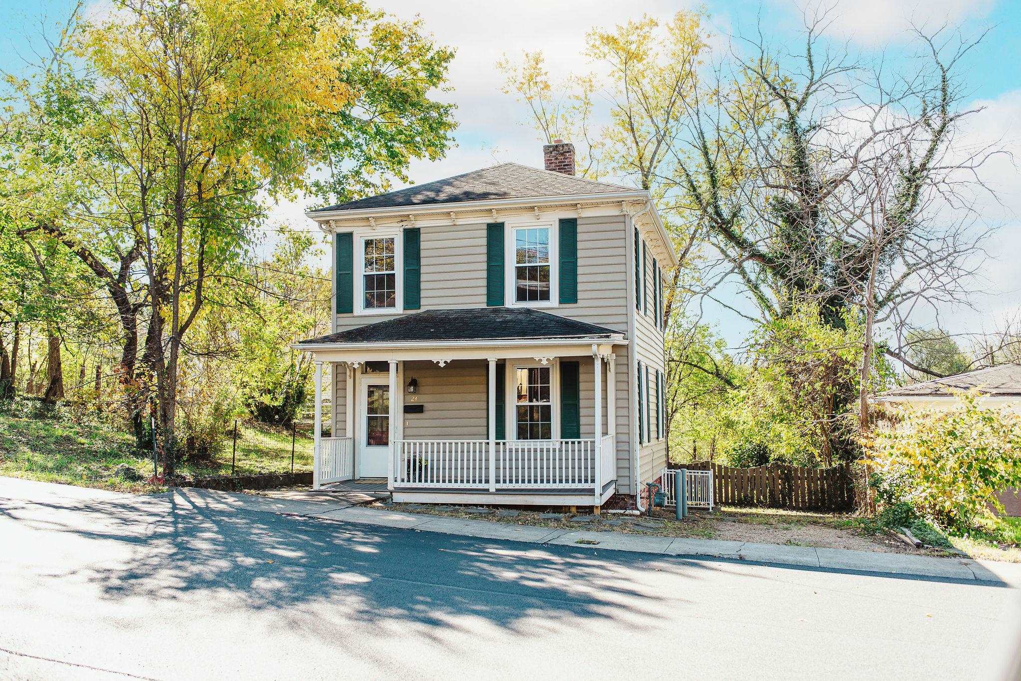 24 Tams St