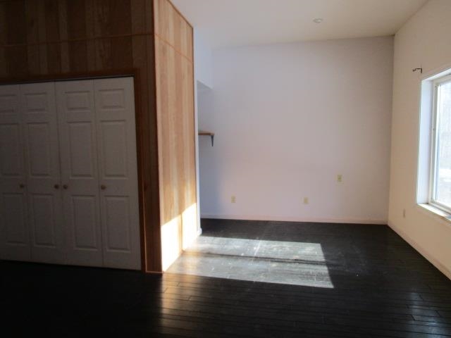 385 Lakeland Ln