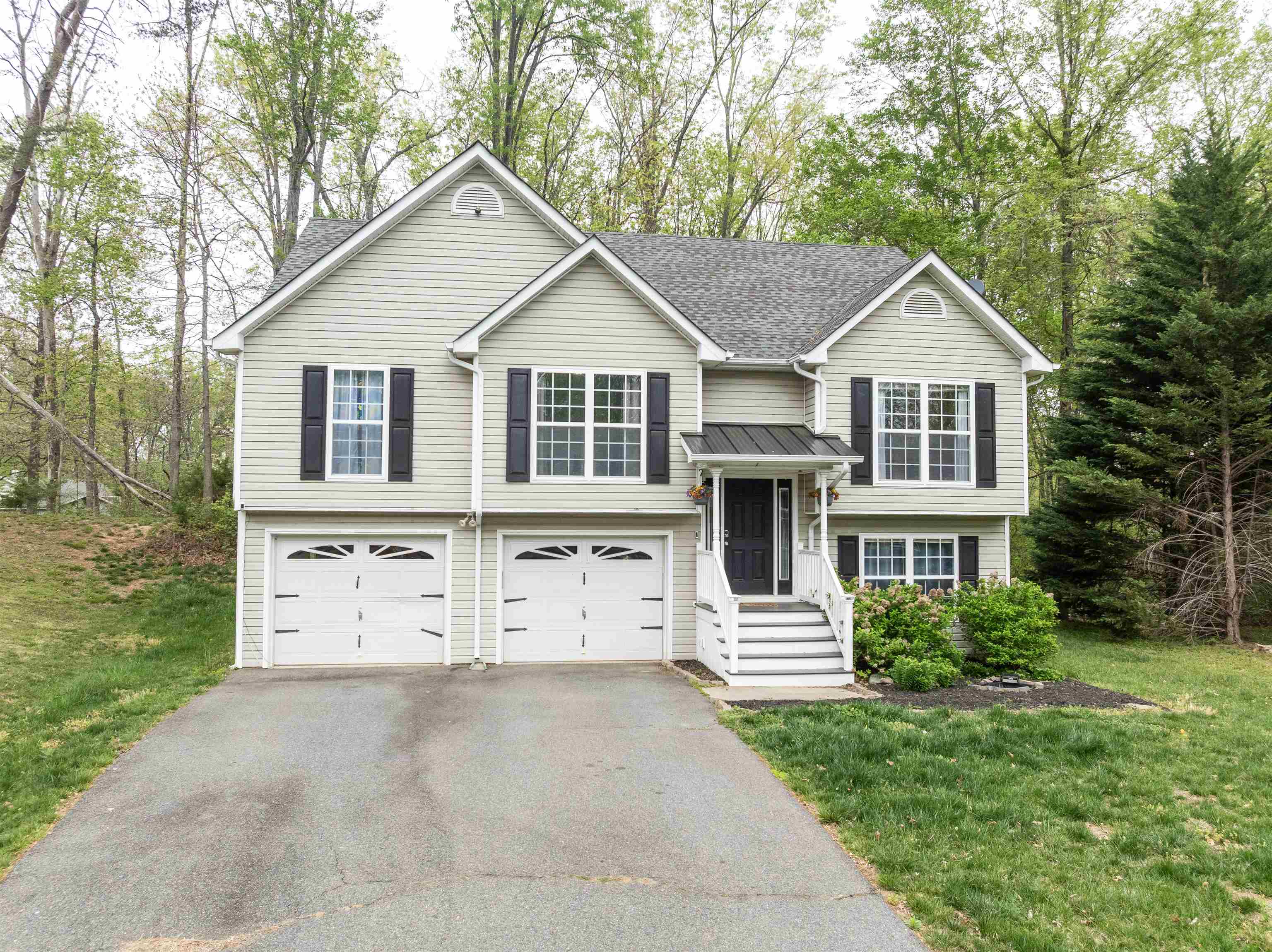 Located on a quiet cul-de-sac in the desirable Oak Hill subdivision, this spacious 5-bedroom, 3-bath split-level home offers the perfect blend of comfort and convenience. Just minutes from I-64, shopping, dining, and local parks, the location can’t be beat. Inside, you’ll find a flexible floor plan ideal for both everyday living and entertaining. Enjoy the outdoors year-round with a large screened-in porch that opens onto a generous deck—perfect for relaxing or hosting guests. Don’t miss this opportunity to own a versatile home in a well-established Charlottesville neighborhood!