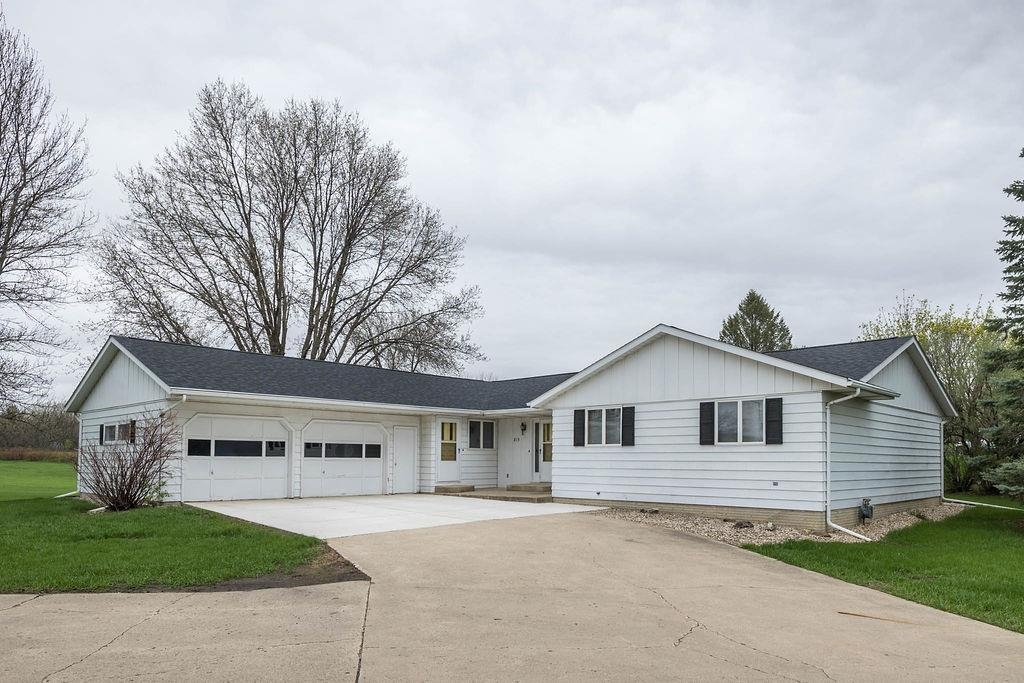 815 Central Ave, Estherville, IA 51334 