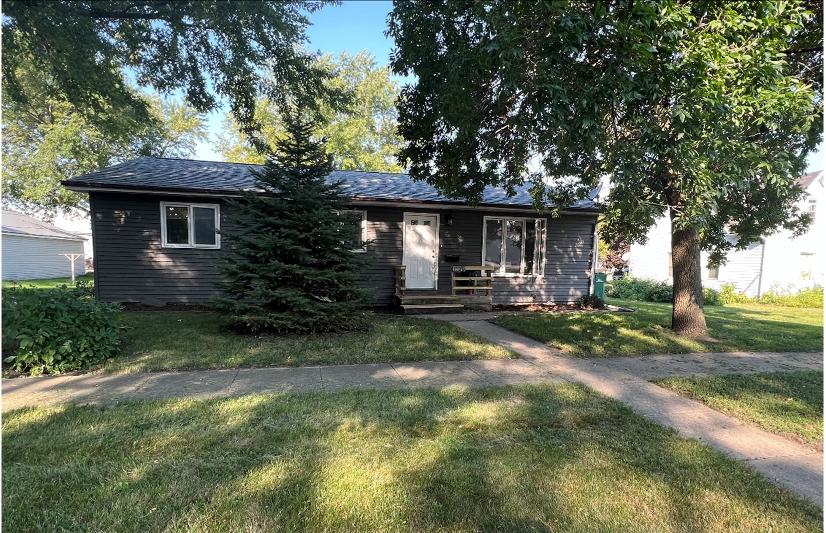 1906 Jackson Avenue, Spirit Lake, IA 51360 MLS 221058 Price