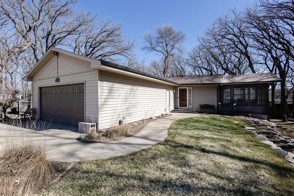 1220 Harpen Street, Wahpeton, IA 51351 