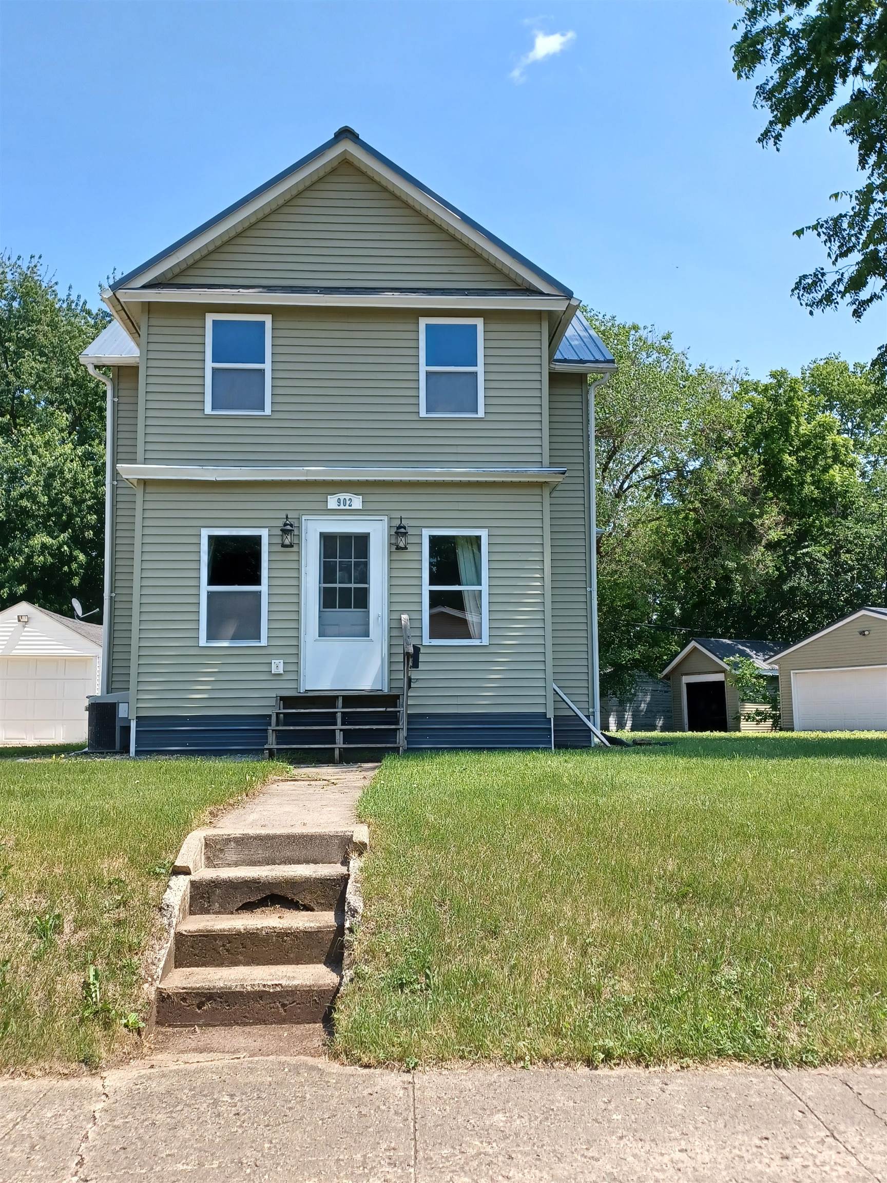 902 6th Street, Estherville, IA 51334 