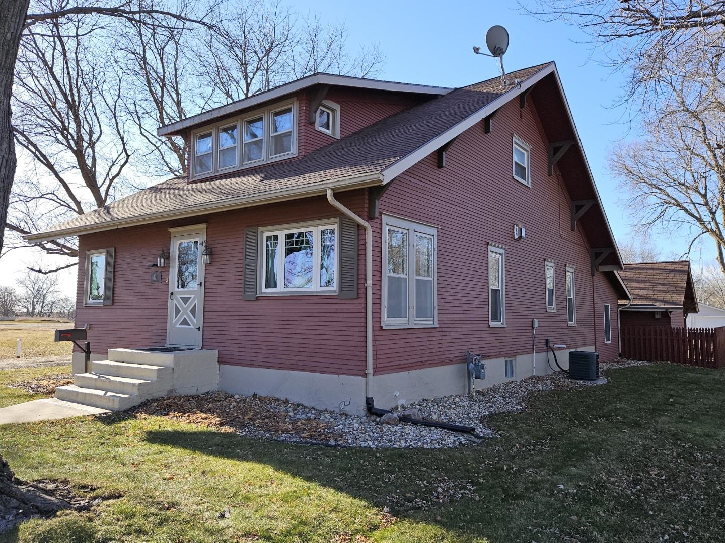 411 Okoboji Avenue, Milford, IA 51351 