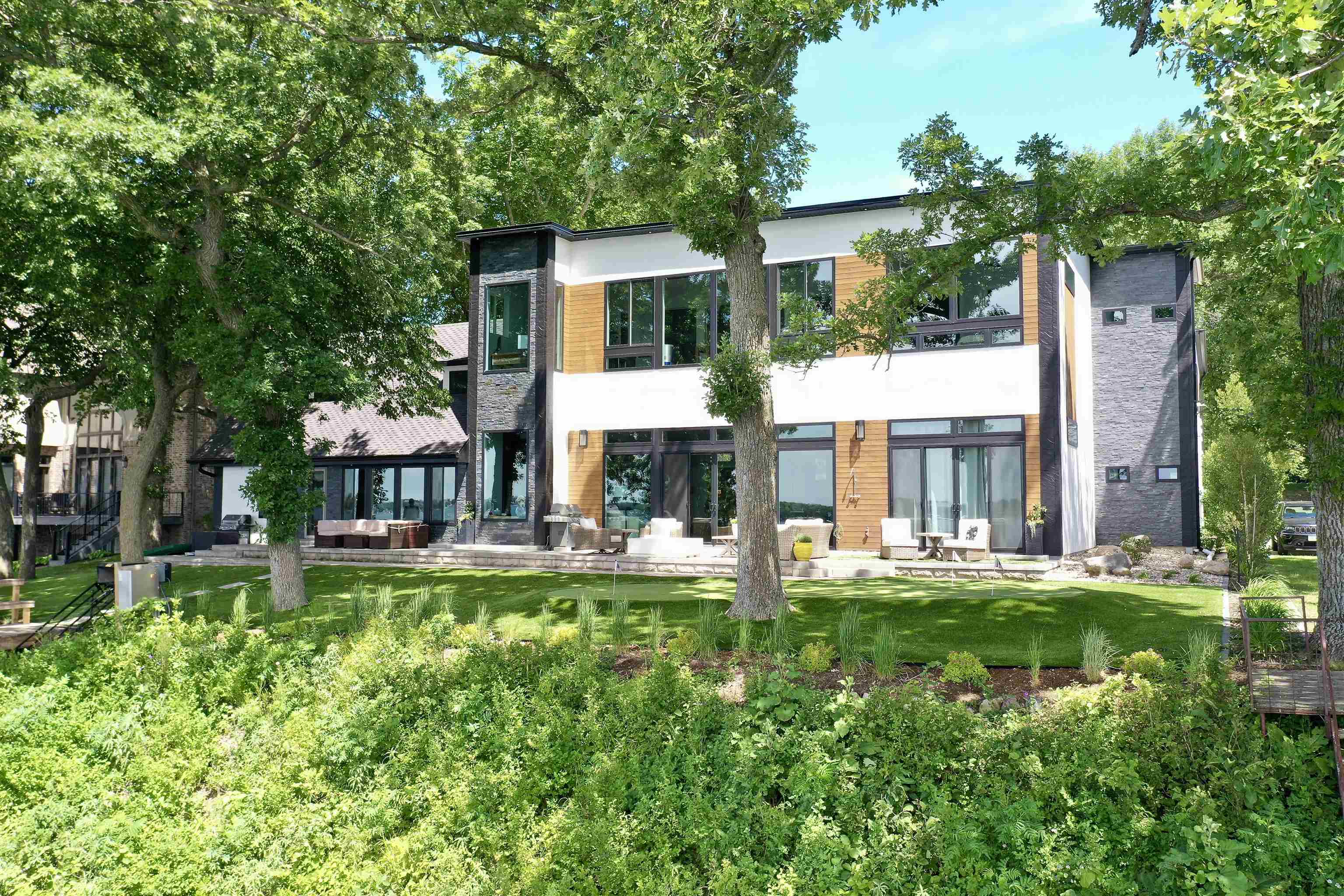 3711 Fairfield Street, Okoboji, IA 51355 