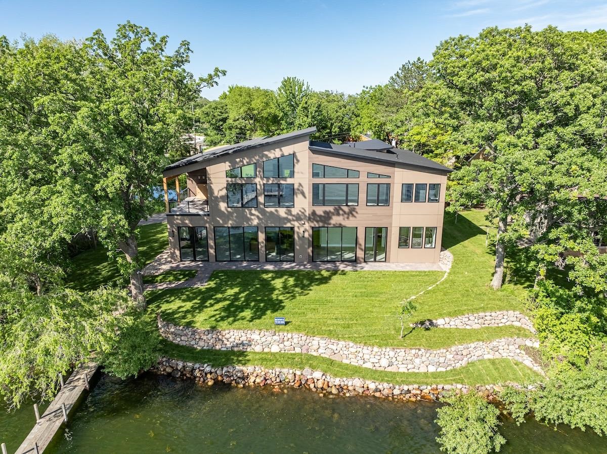 2411 Lakeshore Drive, Wahpeton, IA 51360 