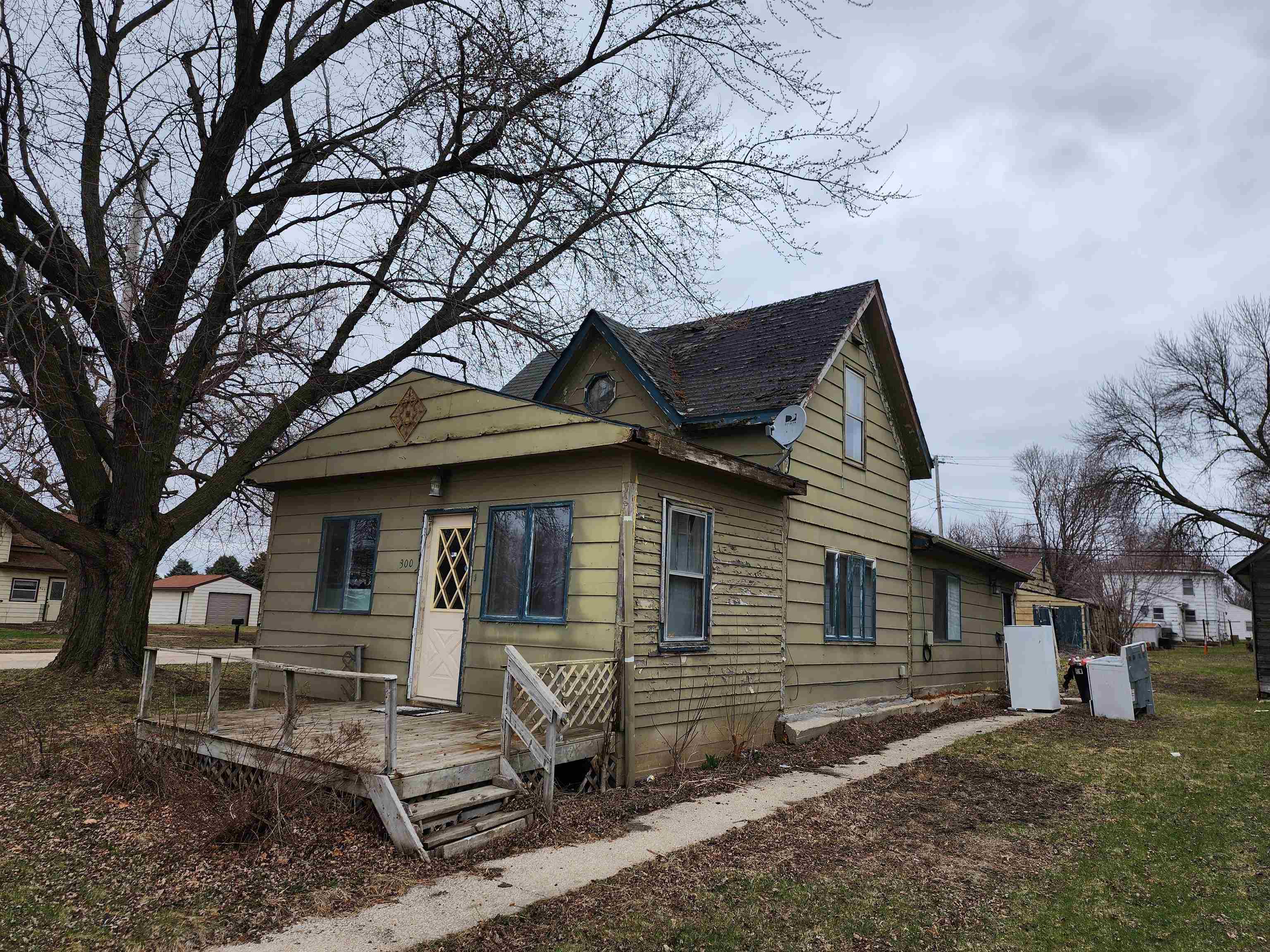 300 1ST Avenue, Armstrong, IA 50514 