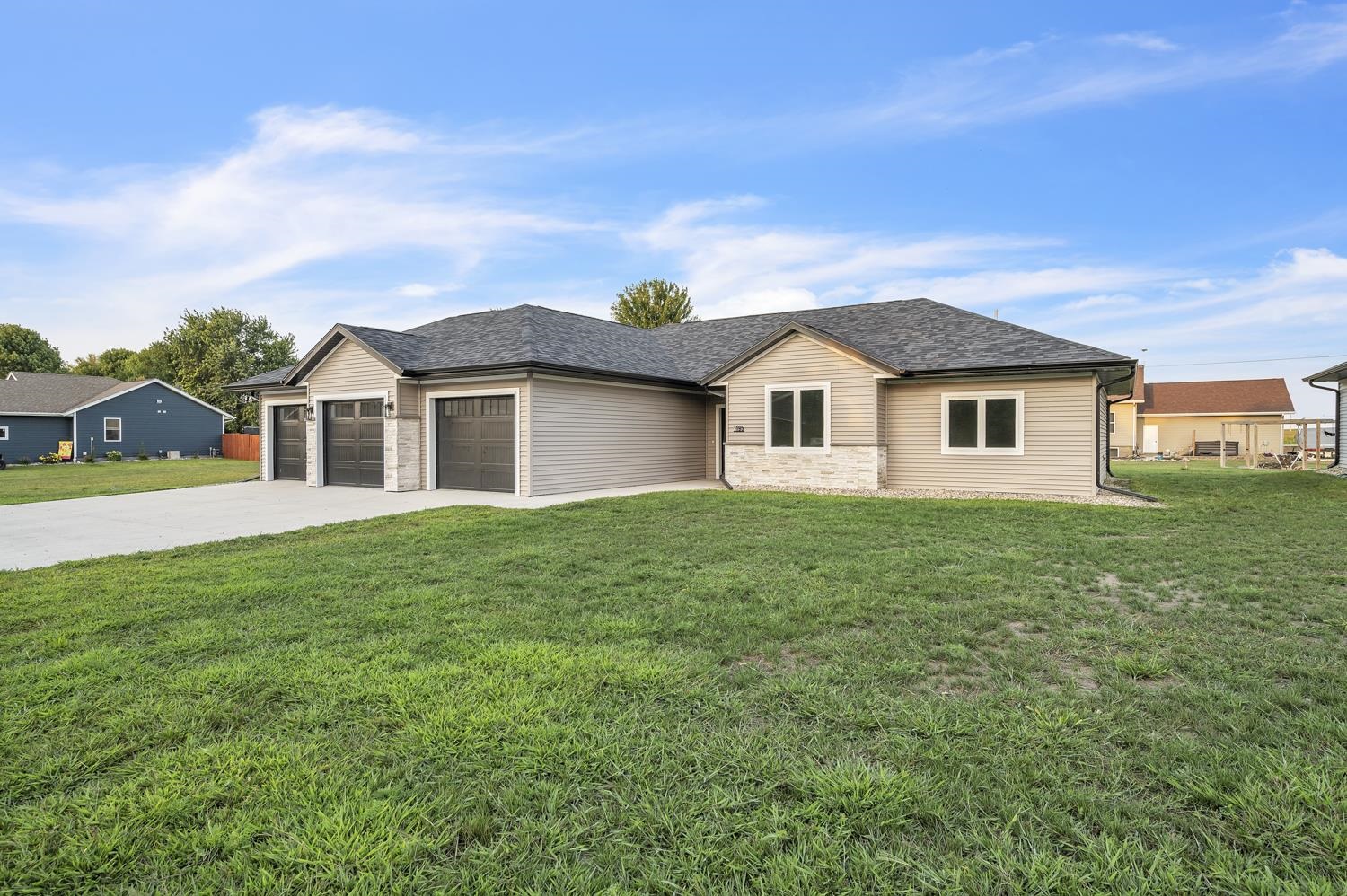 1195 Clayton St, Lake Park, IA 51347 