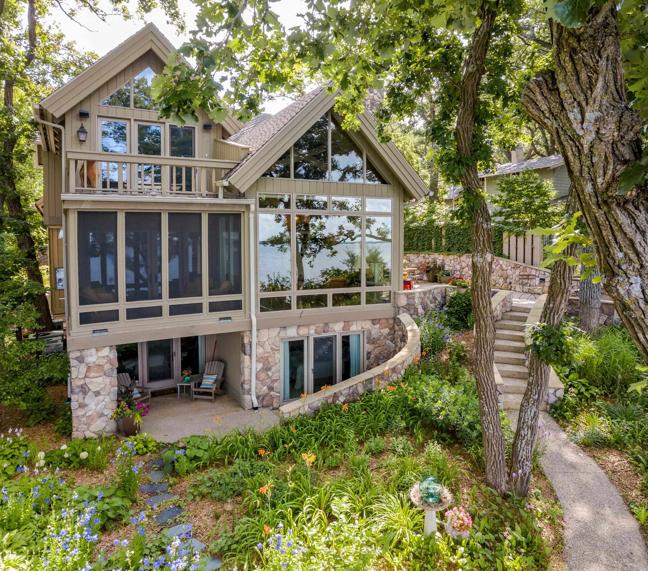 2805 Lakeshore Dr, Okoboji, IA 51355 