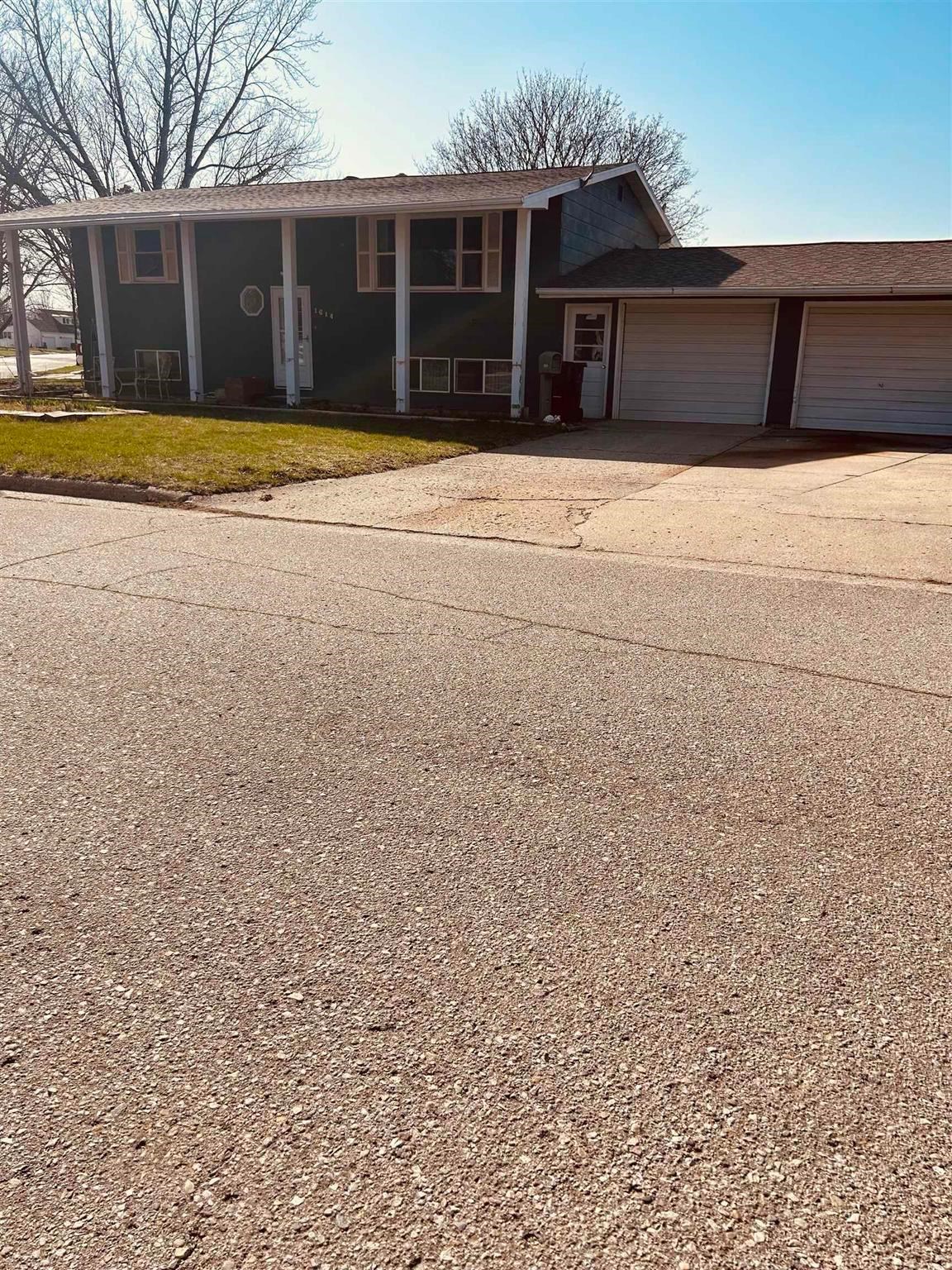 1614 Maplecrest Drive, Estherville, IA 51334 